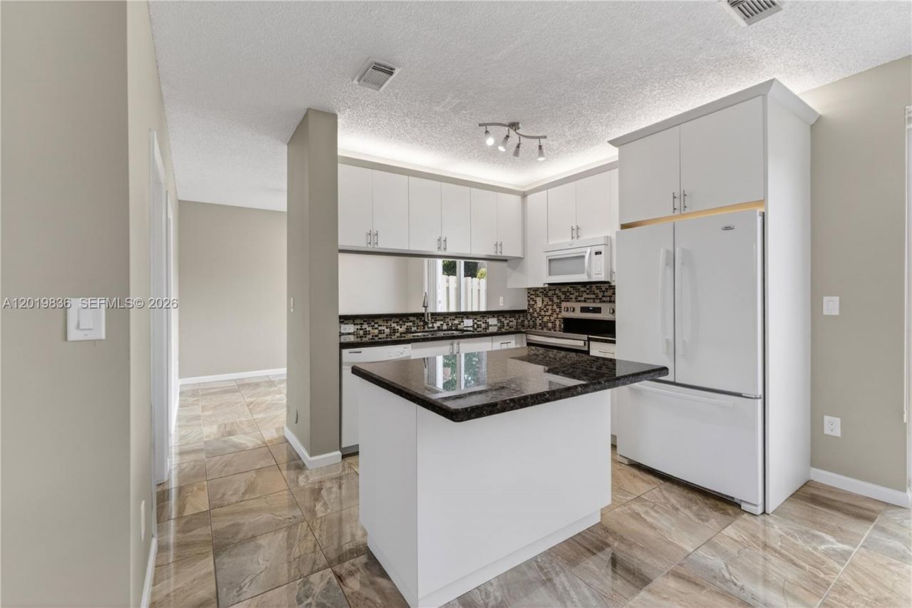 2340 NW 161st Ave, Pembroke Pines, FL 33028 Photo