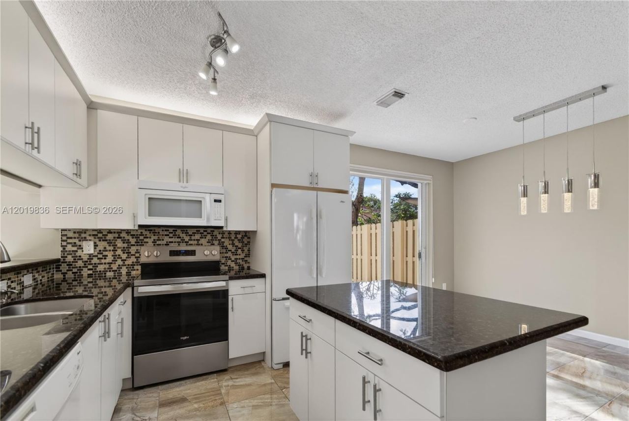 2340 NW 161st Ave, Pembroke Pines, FL 33028 Photo