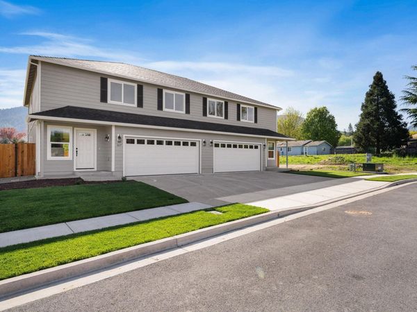 171 SE Champagne Court, Grants Pass, OR 97527