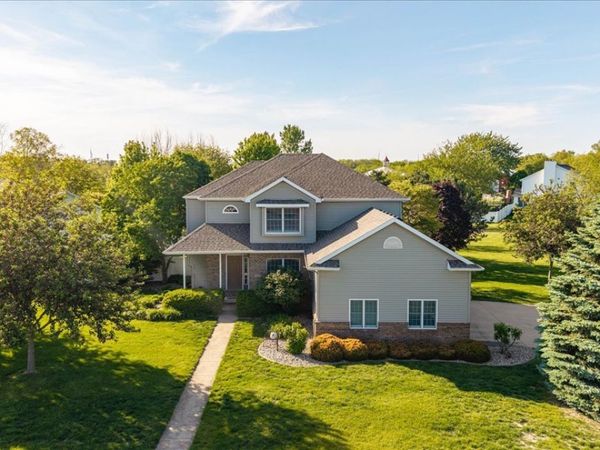 102 Meadowland Drive, Lexington, IL 61753