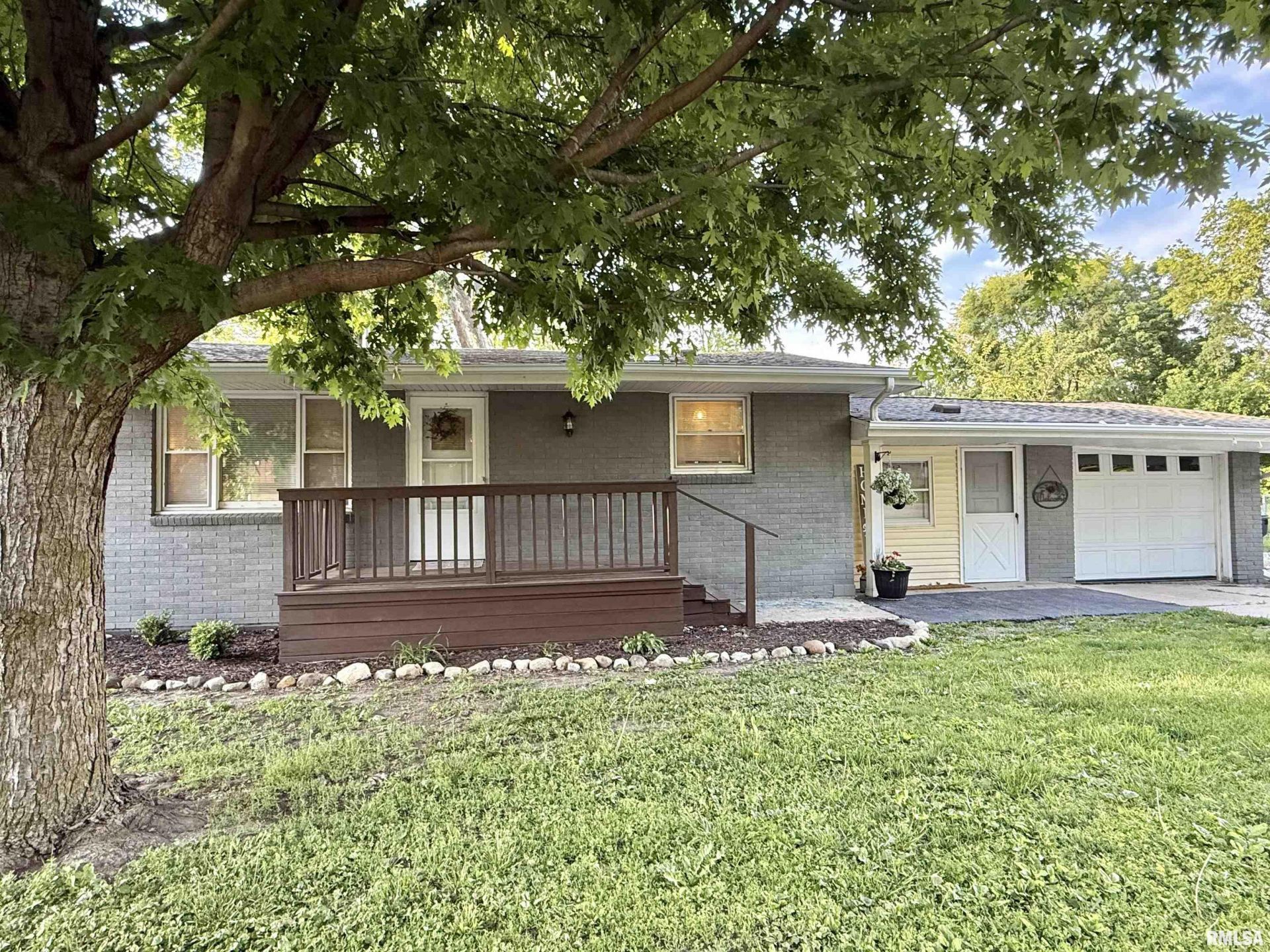 1035 E Myrtle Street, Canton, IL 61520 Main Photo