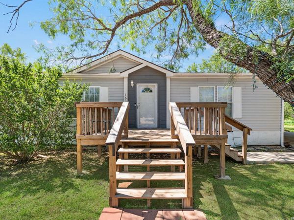 160 County Road 2664, Devine, TX 78016