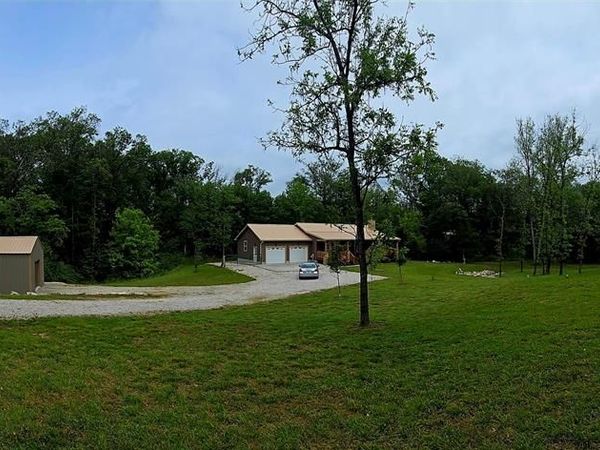 831 Old Colony Road , Defiance, MO 63341