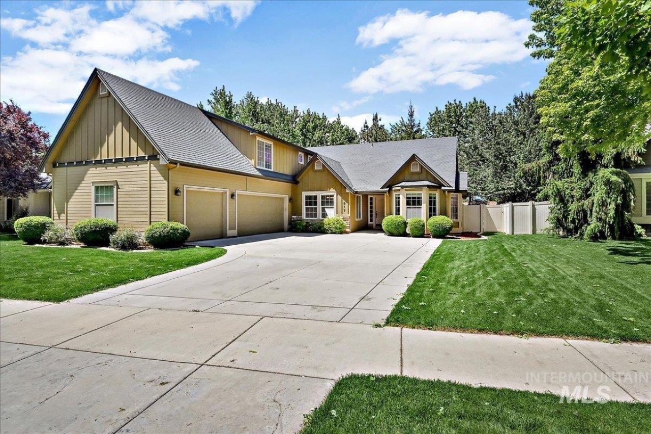 817 N Shadowridge Ave, Eagle, ID 83616 Main Photo