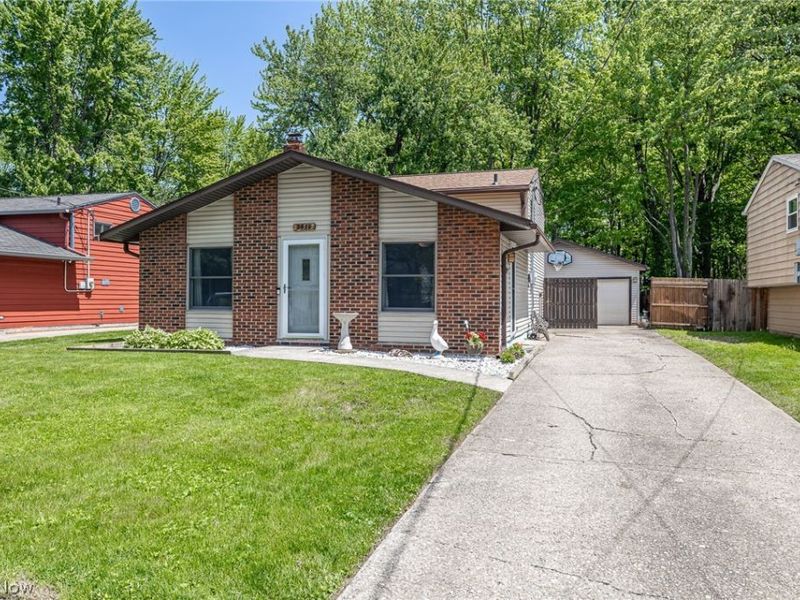 6243 Rosebelle Avenue, North Ridgeville, OH 44039 Photo 2