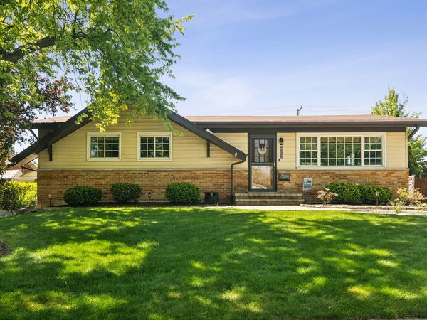 805 E Ironwood Drive , Mount Prospect, IL 60056