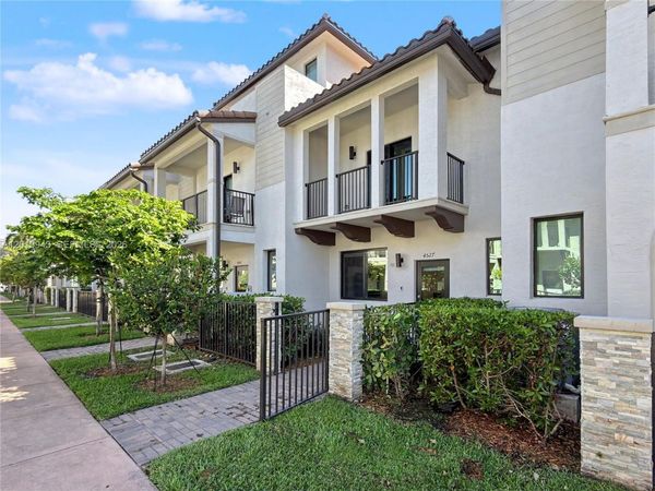 4527 NW 83rd Path, Doral, FL 33166