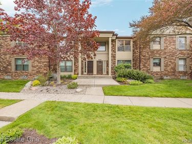 4320 Knightsbridge Lane, West Bloomfield Twp, MI 48323