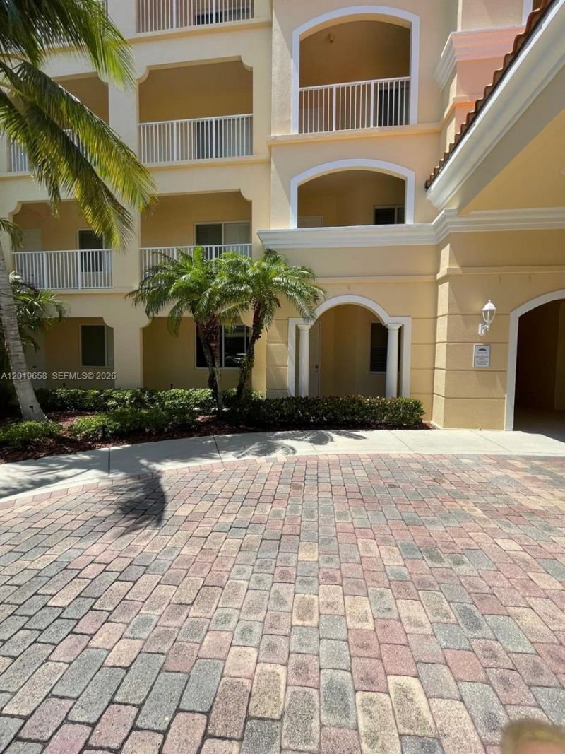 19 W Harbour Isle Dr W , Unit 201, Fort Pierce, FL 34949 Photo