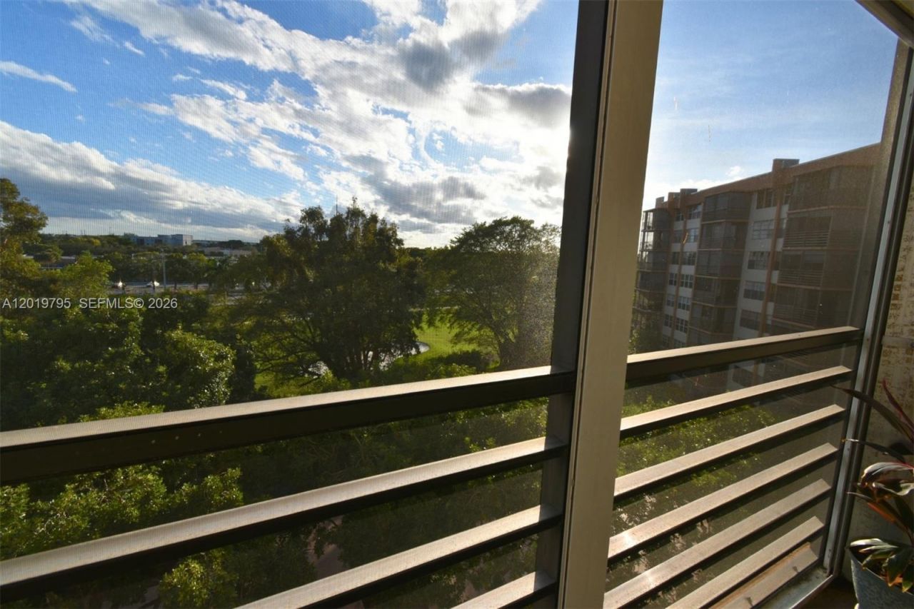 1100 Saint Charles Pl, Unit 620, Pembroke Pines, FL 33026 Photo