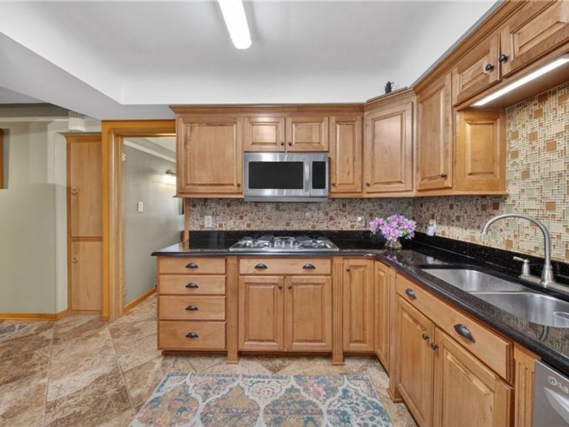 6649 Maplehurst Road, North Olmsted, OH 44070 Photo 10