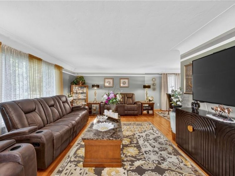 6649 Maplehurst Road, North Olmsted, OH 44070 Photo 4