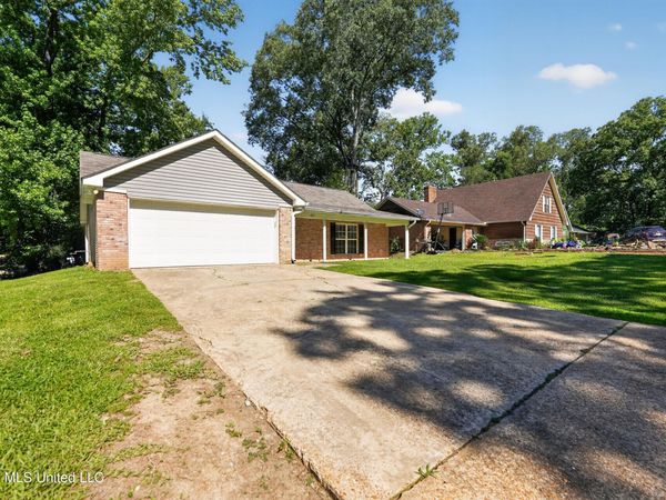 1127 Oak Glen Place, Jackson, MS 39212