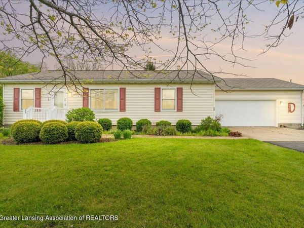 9215 S Clinton Trail, Eaton Rapids, MI 48827