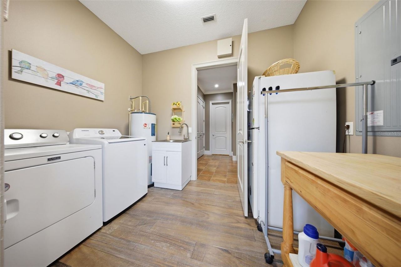 16401 E Shirley Shores Road, Tavares, FL 32778 Photo