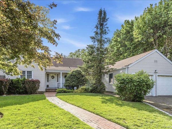 36 Roosevelt Place , Rockville Centre, NY 11570