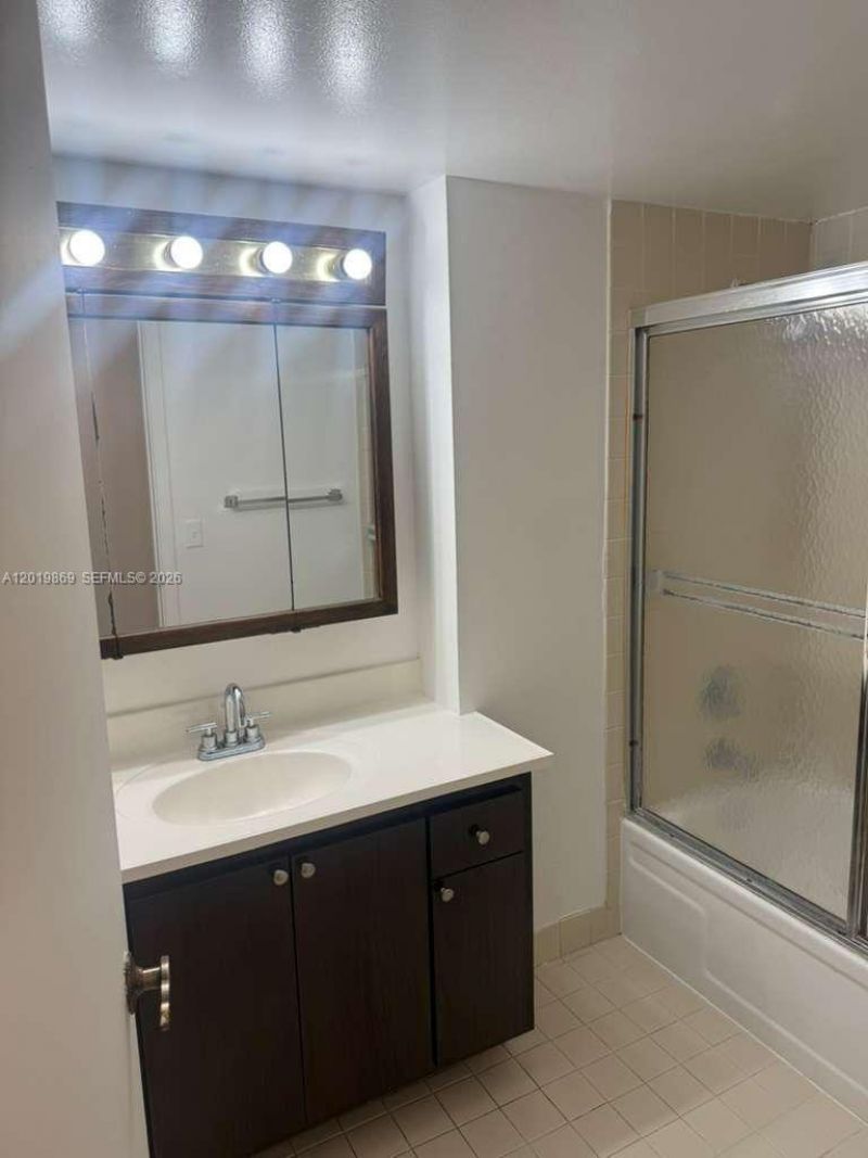 20840 San Simeon Way, Unit 208, Miami, FL 33179 Photo