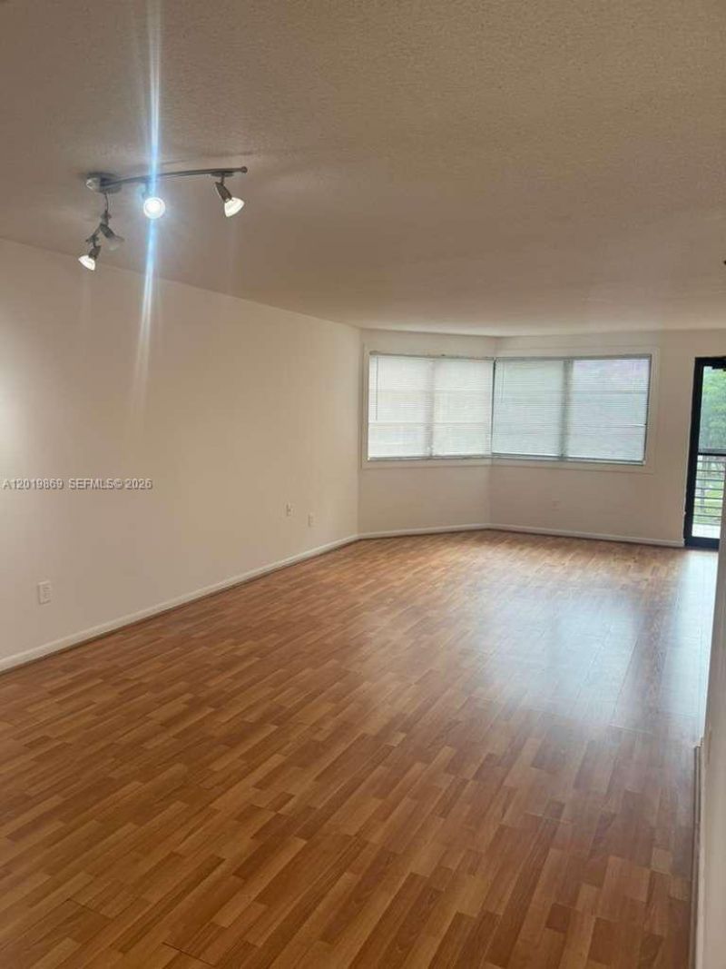 20840 San Simeon Way, Unit 208, Miami, FL 33179 Photo