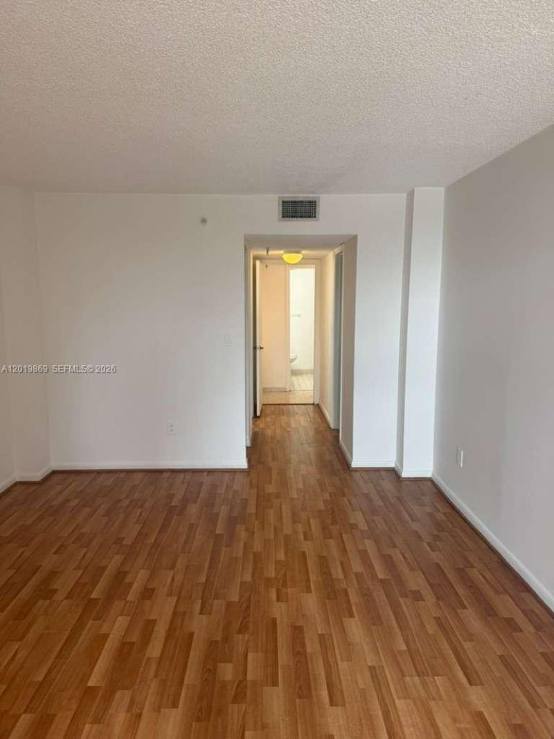 20840 San Simeon Way, Unit 208, Miami, FL 33179 Photo