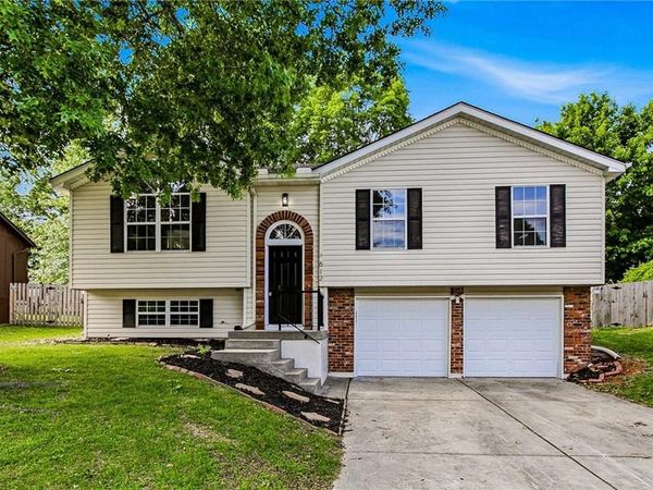 612 SE Bugle Court, Blue Springs, MO 64014