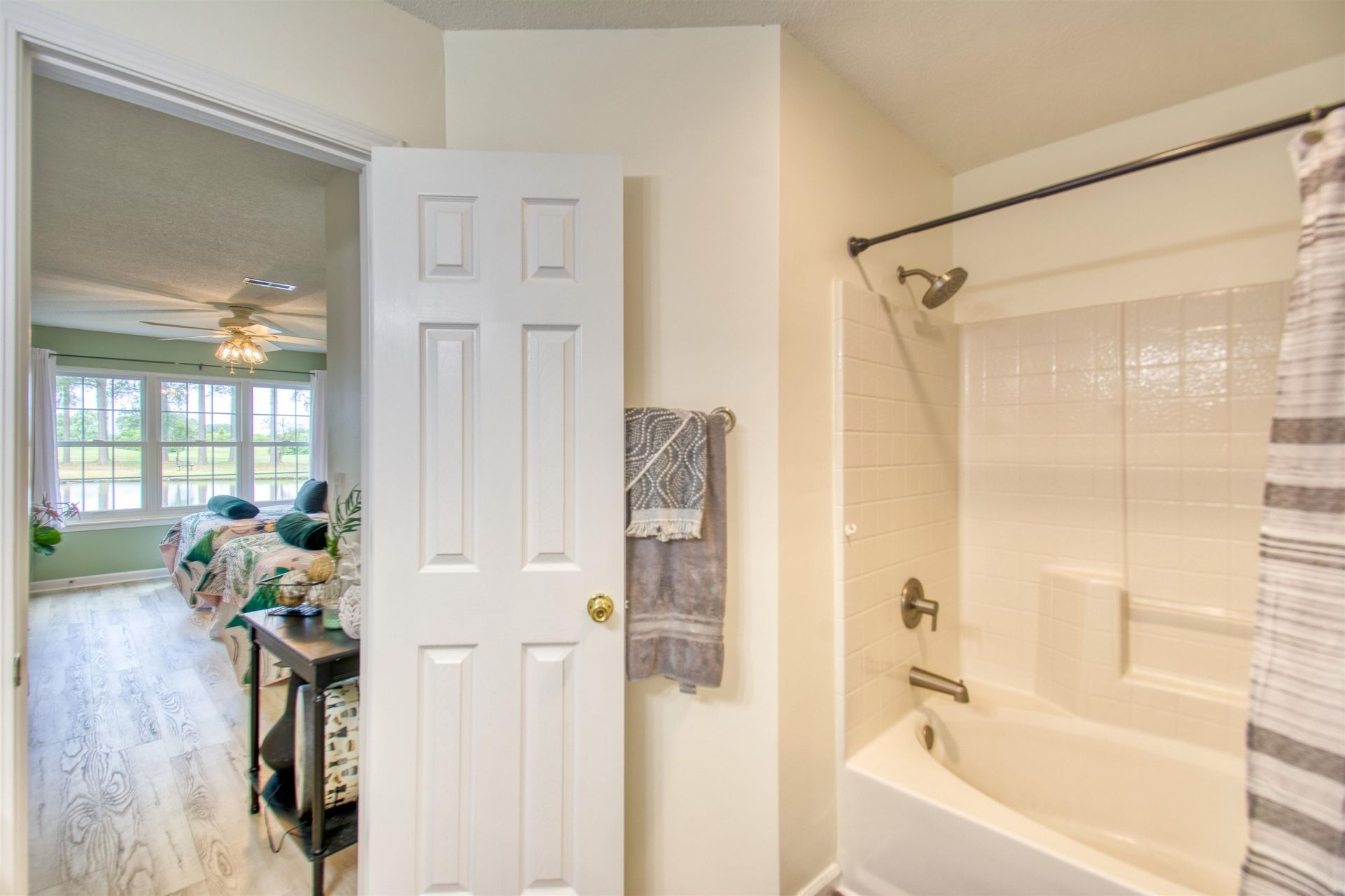 4960 Windsor Green Way Photo 17