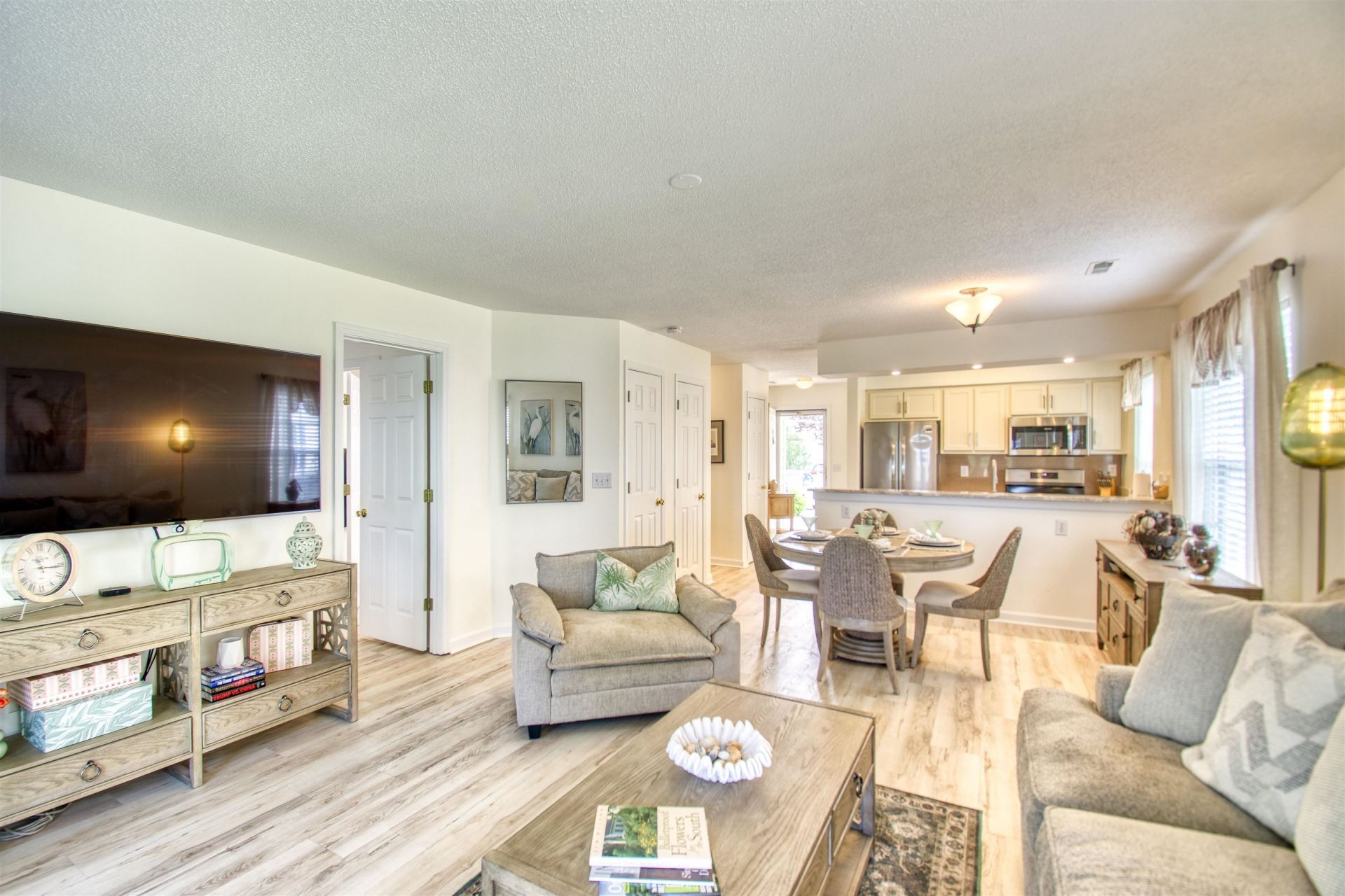 4960 Windsor Green Way Photo 6