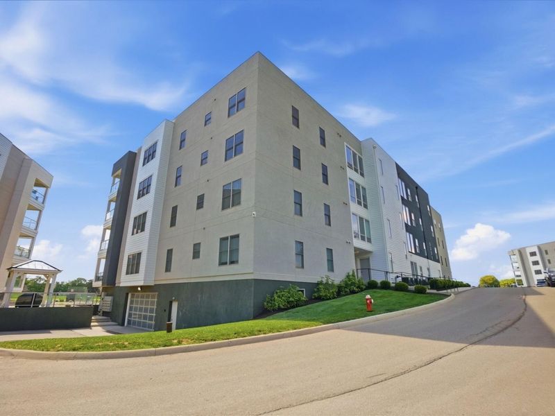 5233 Highpointe Lakes Drive, Unit 202, Westerville, OH 43081 Photo 2