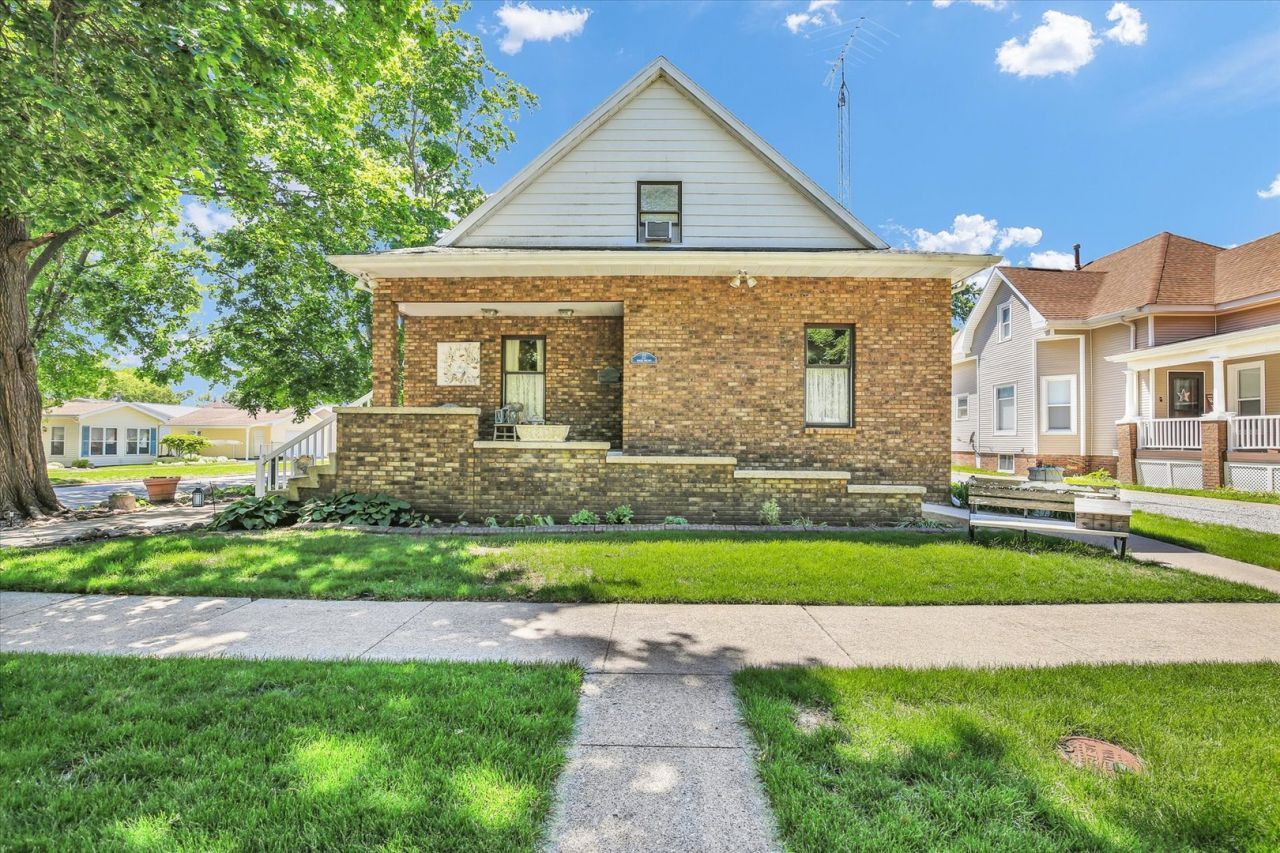 12 S Walnut Street, Villa Grove, IL 61956 Main Photo