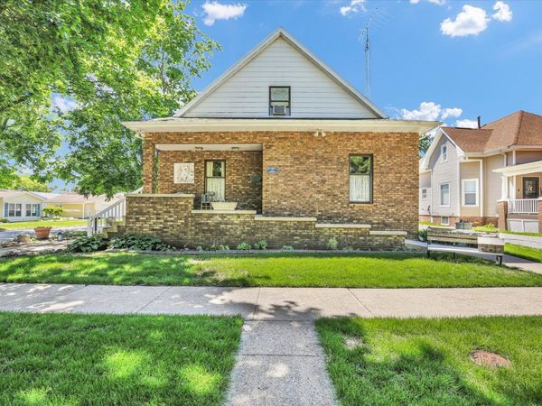 12 S Walnut Street, Villa Grove, IL 61956