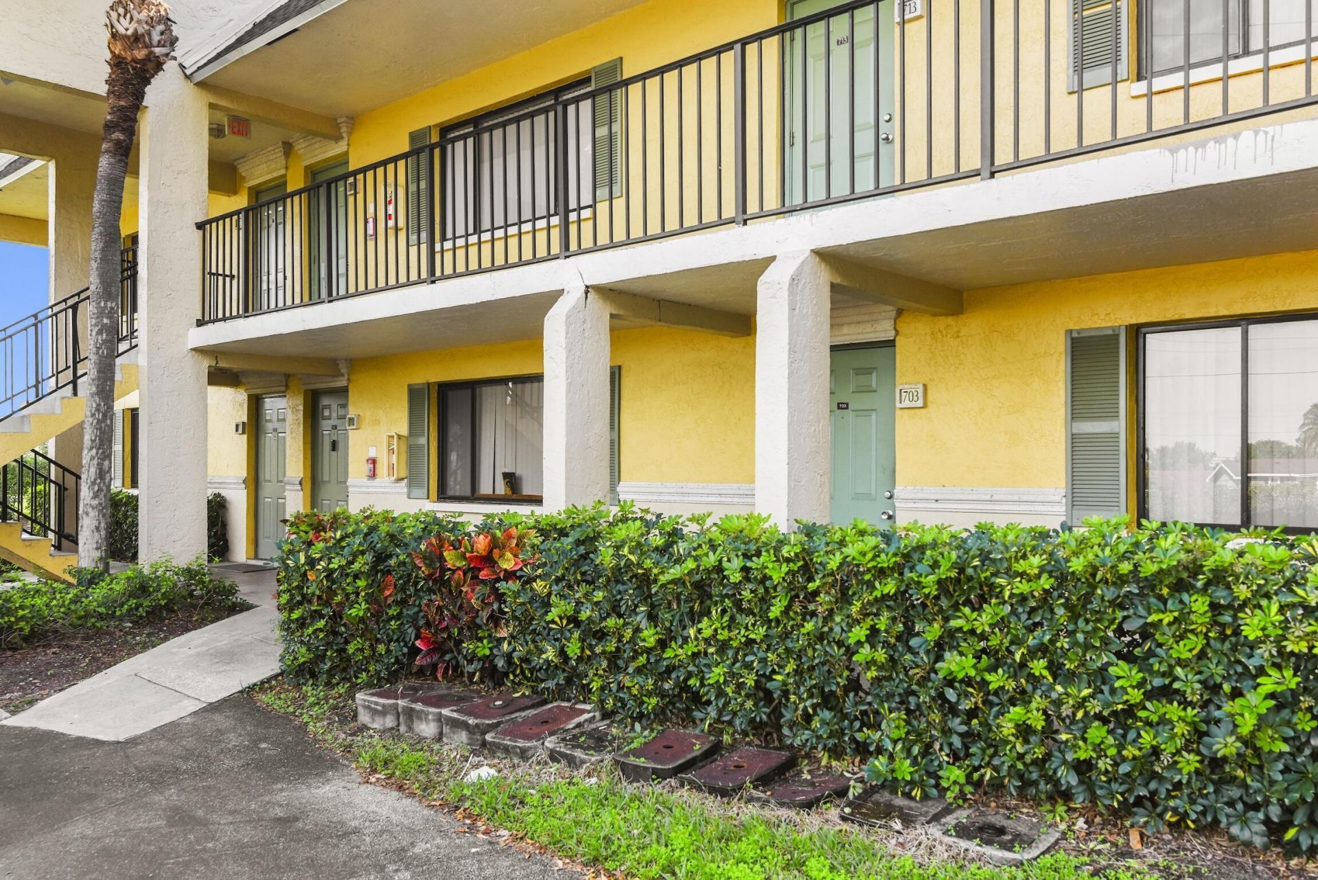 712 Meadows Circle, Boynton Beach, FL 33436 Photo
