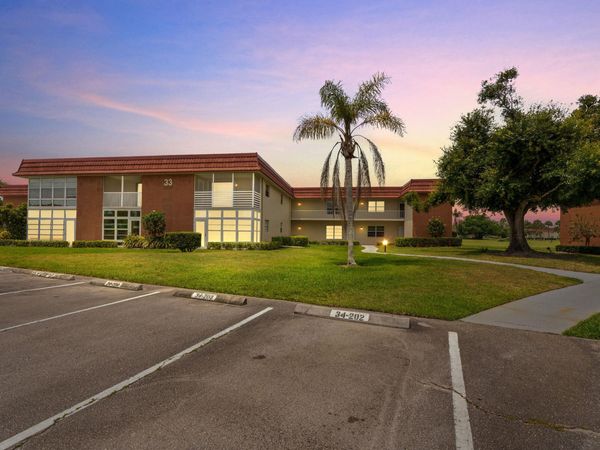 33 Pine Arbor Lane, Unit 102, Vero Beach, FL 32962