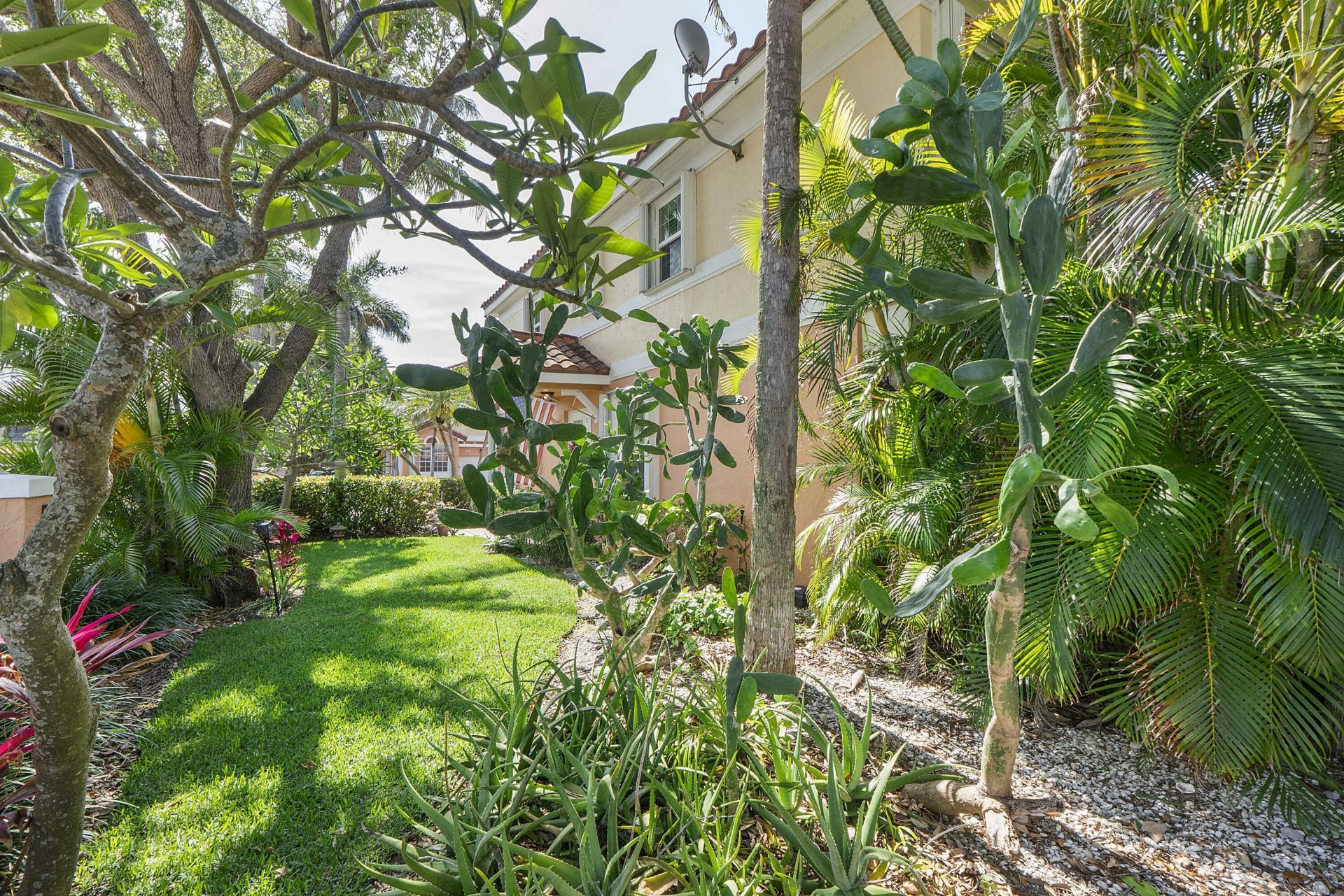 1950 NE 7th St, Unit 105, Deerfield Beach, FL 33441 Photo