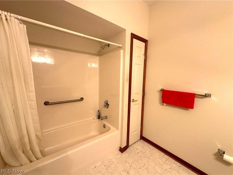 135 Village Drive, Seven Hills, OH 44131 Photo 14