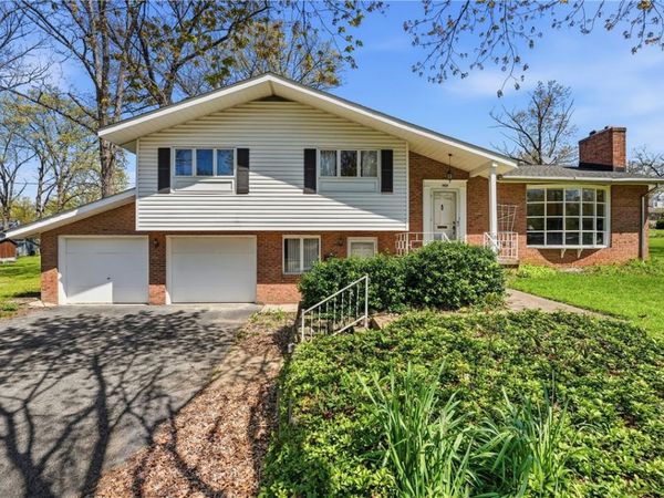 1908 Memorial Dr, Farrell, PA 16121