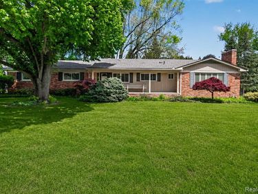 857 Helston Road, Bloomfield Twp, MI 48304