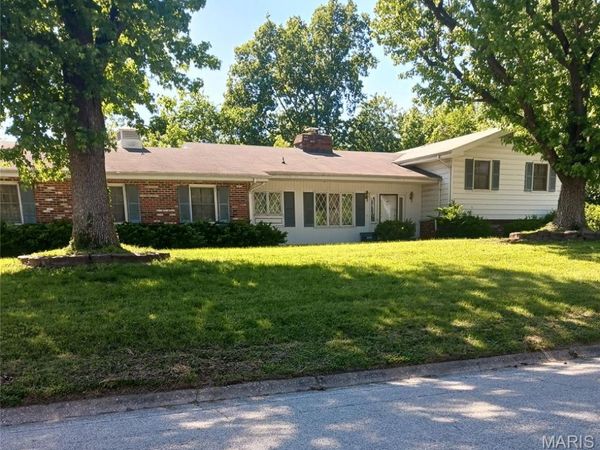 4904 Paris Drive , Godfrey, IL 62035