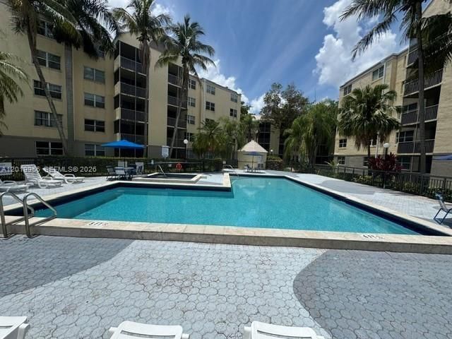 8323 Lake Dr , Unit 506, Doral, FL 33166 Photo