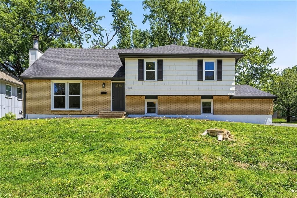 13309 Park Hills Drive, Grandview, MO 64030 Main Photo