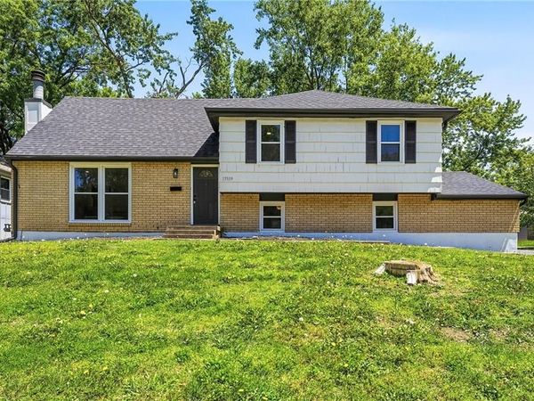 13309 Park Hills Drive, Grandview, MO 64030