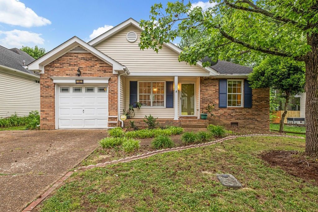 102 Oak Leaf Dr, Hendersonville, TN 37075 Main Photo