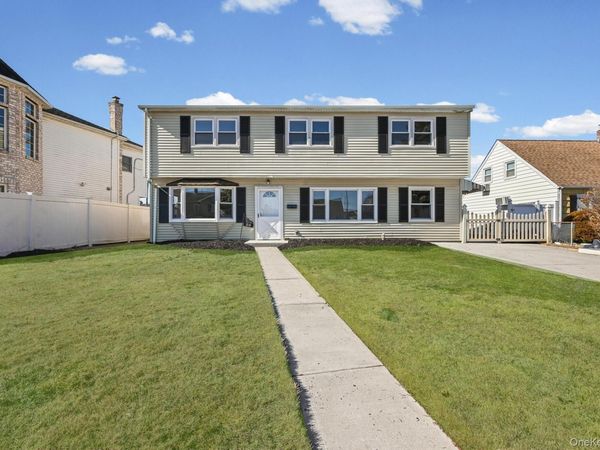 28 Candle Lane , Levittown, NY 11756