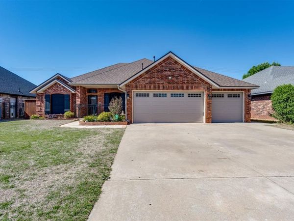 821 W Cabillo Way, Mustang, OK 73064