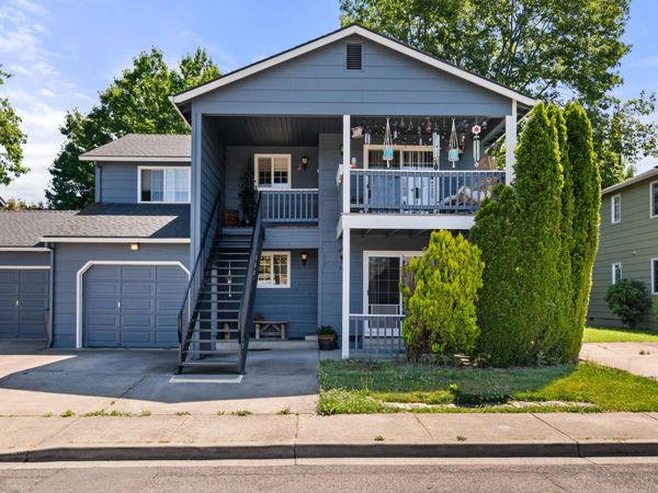 566 Village Drive, Central Point, OR 97502