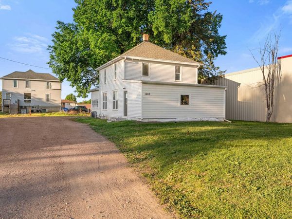 1203 E Cherry, Vermillion, SD 57069