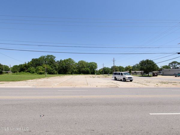 2003 E Chicot Street, Pascagoula, MS 39581
