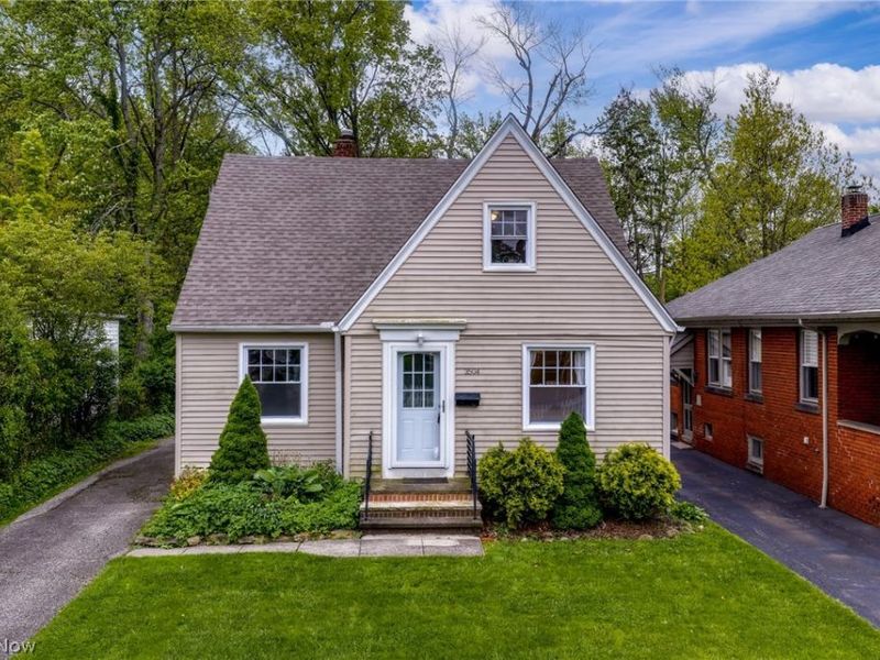 3504 E Scarborough Road, Cleveland Heights, OH 44118 Photo 2