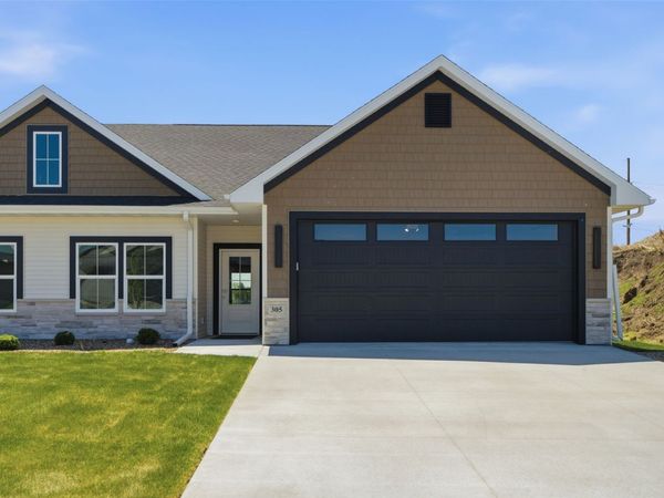 305 Dutch Drive , Robins, IA 52328