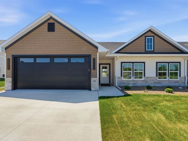 325 Dutch Drive , Robins, IA 52328