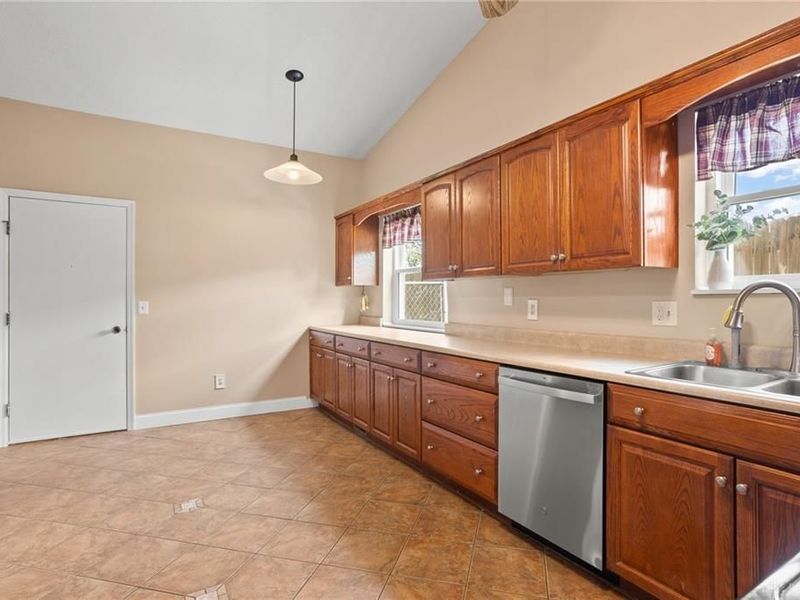 7065 Woodcroft Drive, Englewood, OH 45322 Photo 9