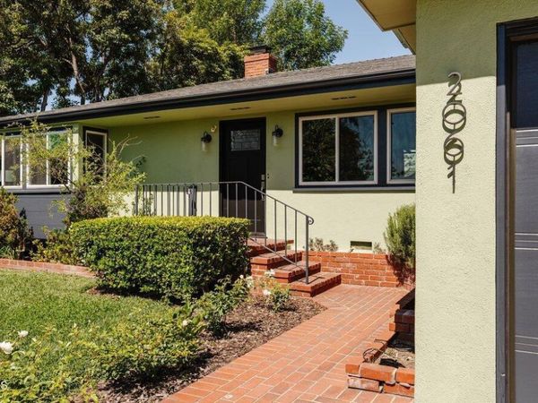 2061 N Roosevelt Avenue, Altadena, CA 91001